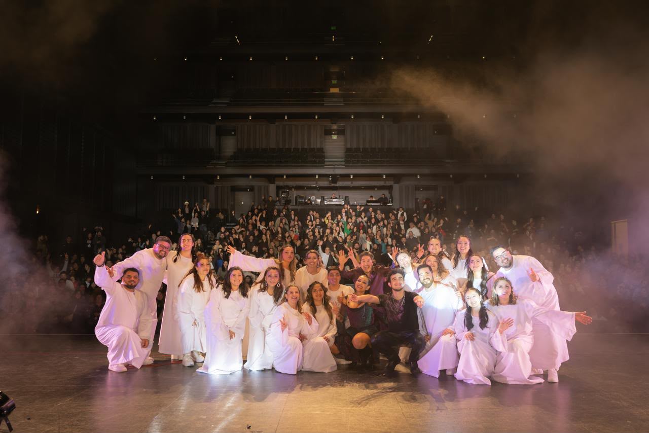 Elenco de Chile Gospel Concepción junto al público al finalizar una presentación