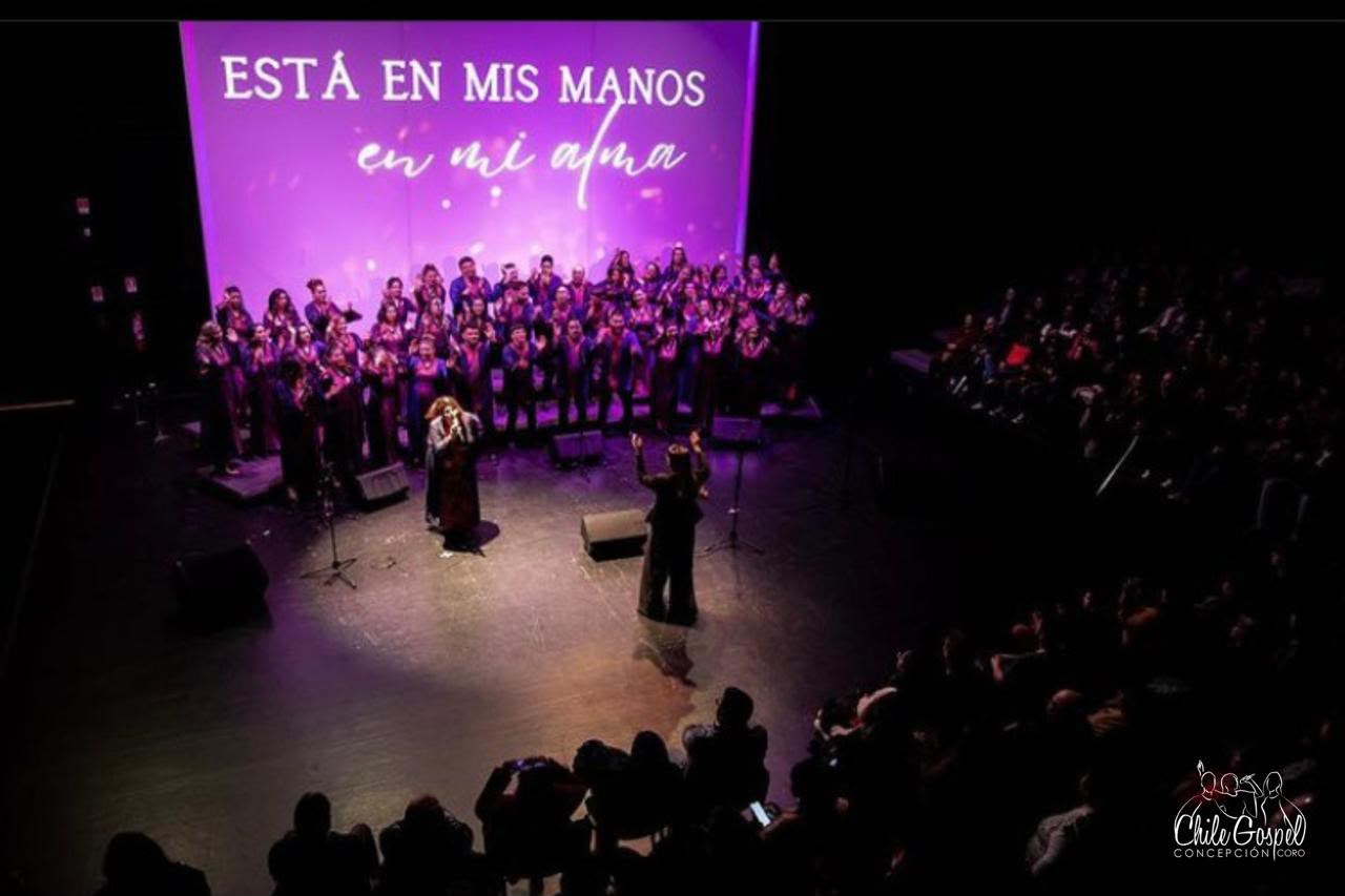 Chile Gospel Concepción interpretando Está en mis manos ante el público